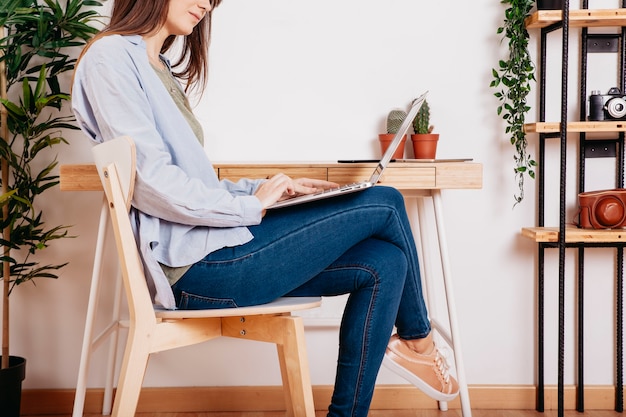 Gratis foto ontspannende vrouw met laptop op de werkruimte