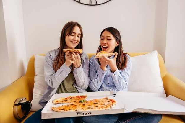 Ontspannende vrouwen met pizza