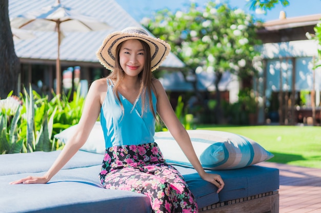 Ontspant de mooie jonge aziatische vrouwen gelukkige glimlach van het portret rond strandoceaan en overzees