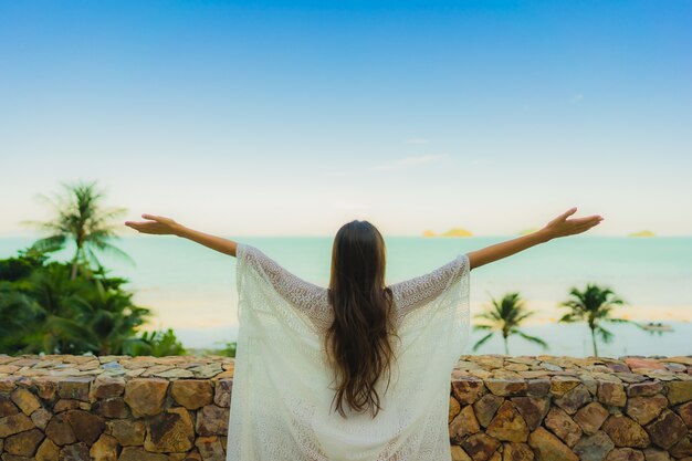 Ontspant de portret mooie jonge Aziatische vrouw die overzeese strandoceaan kijken voor in de vakantie van de vakantievakantie