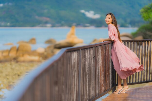 Ontspant de portret mooie jonge Aziatische vrouw die overzeese strandoceaan kijken voor in de vakantie van de vakantievakantie