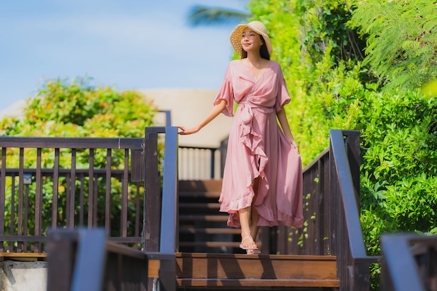 Ontspant de portret mooie jonge Aziatische vrouw die overzeese strandoceaan kijken voor in de vakantie van de vakantievakantie