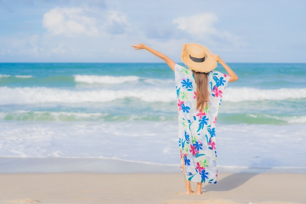 Ontspant de portret mooie jonge Aziatische vrouw glimlach rond strand overzeese oceaan in vakantievakantie