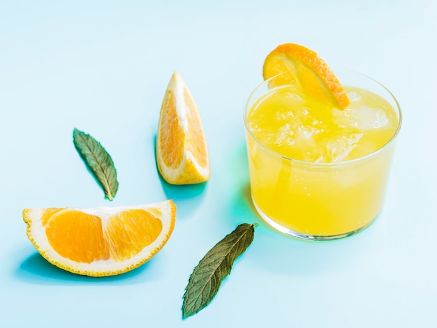 Ontsproten van koude oranje drank