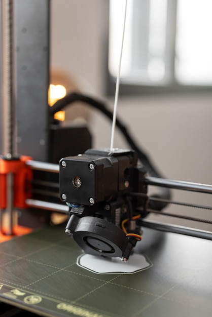 Gratis foto ontwerper met behulp van een 3d-printer