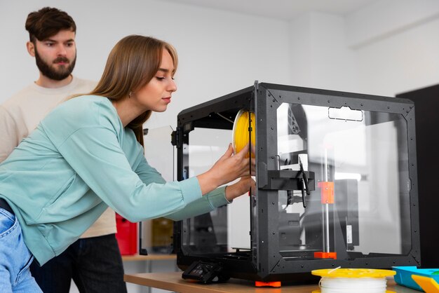 Ontwerpers die een 3D-printer gebruiken