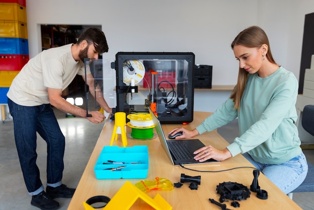 Ontwerpers die een 3D-printer gebruiken