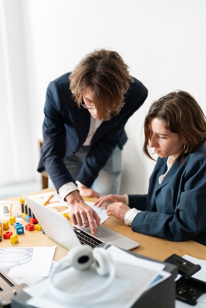 Ontwerpersteam werkt aan 3d-model