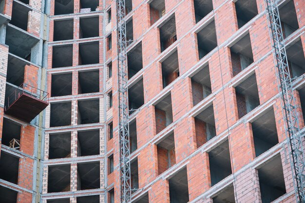 Onvoltooide bakstenen gebouw op het terrein