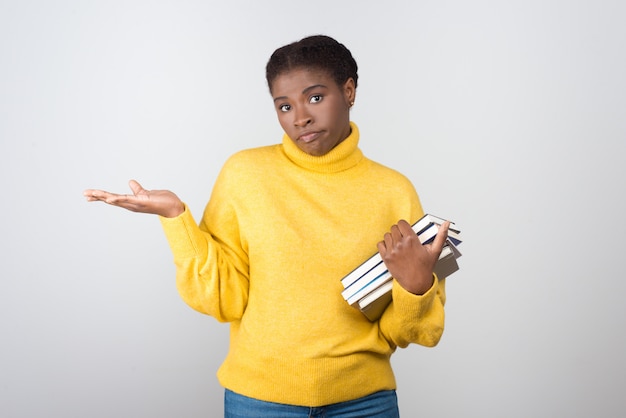 Onzekere afro-amerikaanse student met boeken