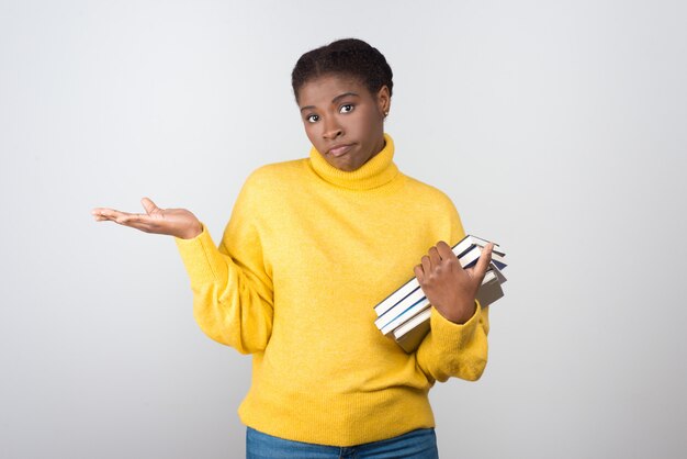 Onzekere Afro-Amerikaanse student met boeken