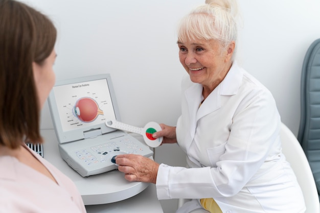 Oogarts die een patiënt in haar kliniek controleert