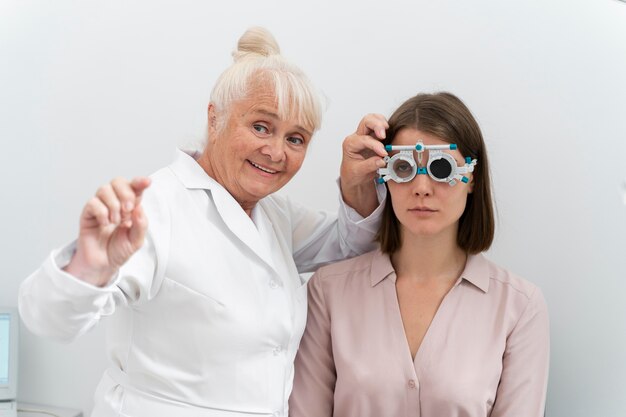 Oogarts die een patiënt in haar kliniek controleert