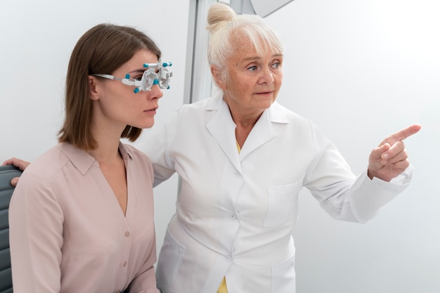 Oogarts die een patiënt in haar kliniek controleert