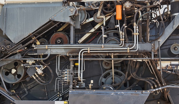 Oogstmachines en maaidorseronderdelen in de fabriek wachten op verkoop