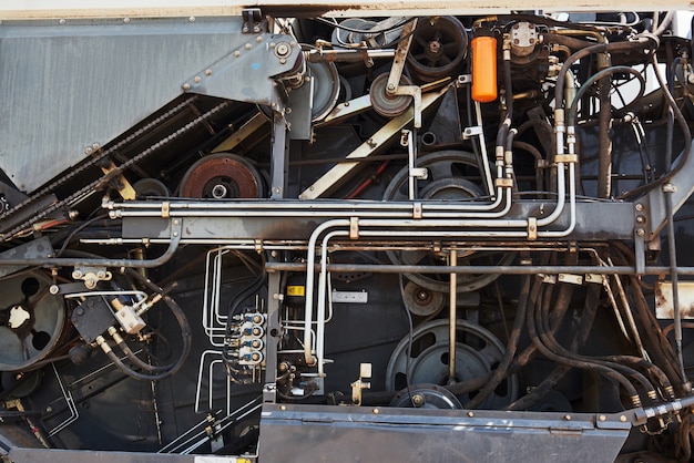 Oogstmachines en maaidorseronderdelen in de fabriek wachten op verkoop