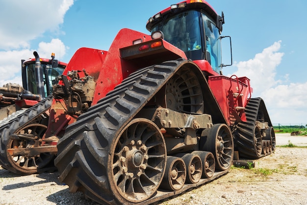 Oogstmachines en maaidorseronderdelen in de fabriek wachten op verkoop