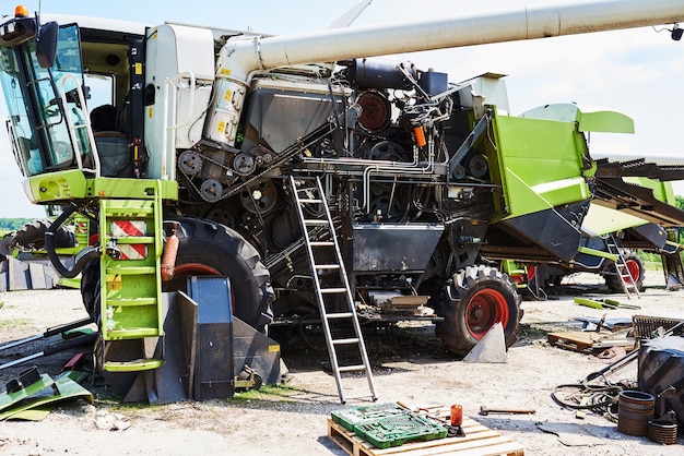 Oogstmachines en maaidorseronderdelen in de fabriek wachten op verkoop