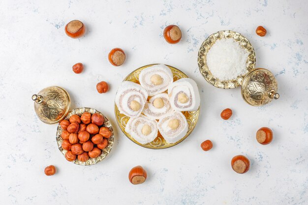 Oost-snoepjes. Turks fruit, lokum met noten, bovenaanzicht.