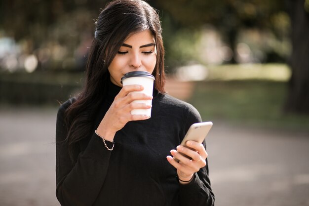 Oosterse vrouw met telefoon