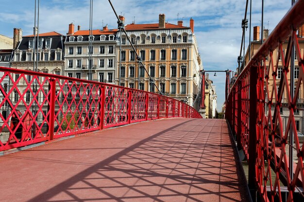 op de rode voetgangersbrug van Lyon