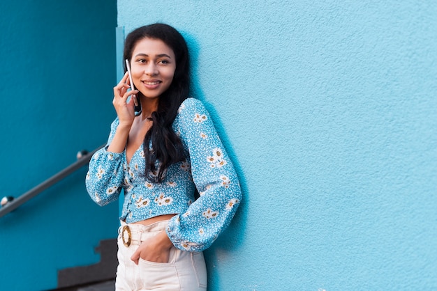 Gratis foto op de telefoon spreekt en vrouw die weg kijkt