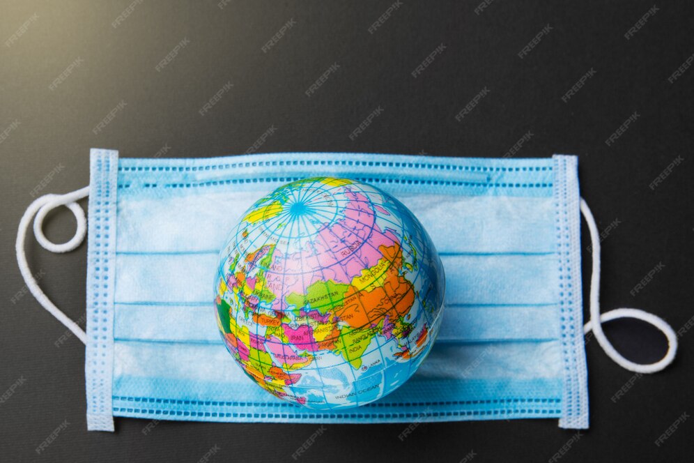 Op een blauw medisch verband ligt een model van de planeet