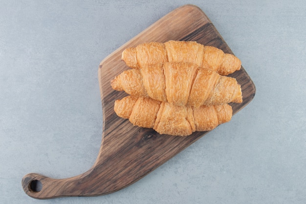 Op elkaar gestapeld croissant op de blauwe achtergrond. Hoge kwaliteit foto