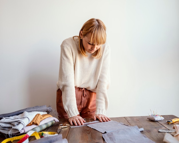 Op maat gemaakte vrouw die vanuit huis werkt