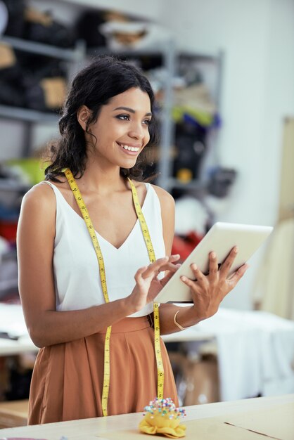 Op maat met behulp van haar tablet-pc in het werk