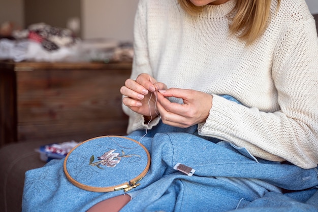 Op maat vrouw met behulp van tools voor het naaien van stoffen