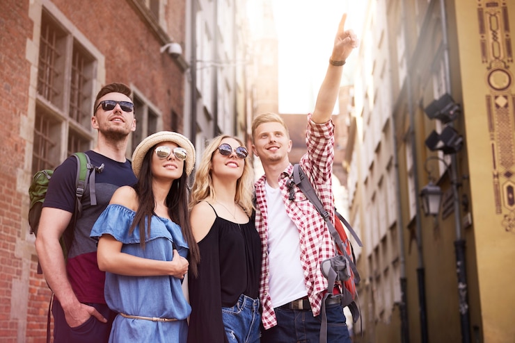 Gratis Foto op zoek naar interessante plekken in de stad