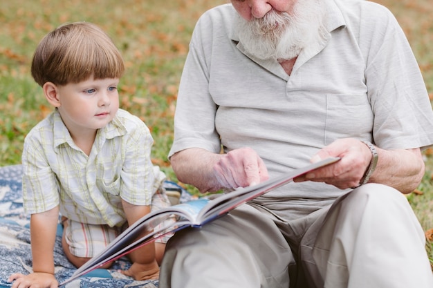 Opa lezen voor kleinzoon buiten