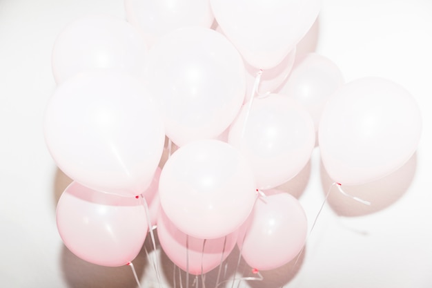 Opblaasbare verjaardagsballons tegen witte achtergrond