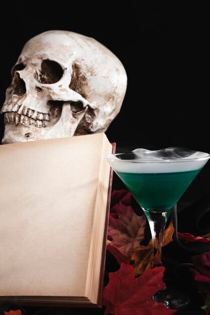 Open boek met schedel en drankje