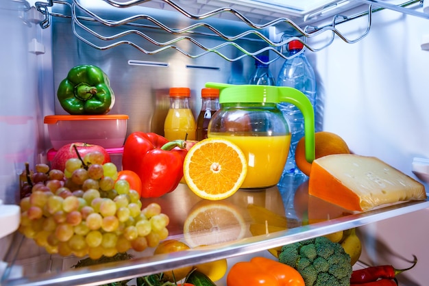 Open koelkast gevuld met voedsel. gezond eten.