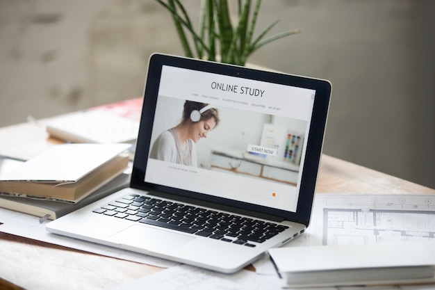Open laptop op het bureau, online studie op het scherm