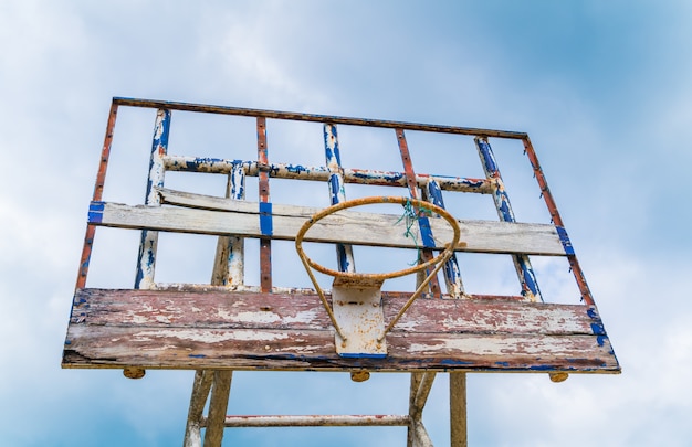 Openlucht oud basketbal. (Gefilterde afbeelding verwerkt vintage effe