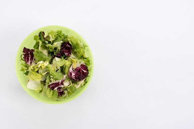 Opgeheven mening van gezonde salade in kom op witte achtergrond