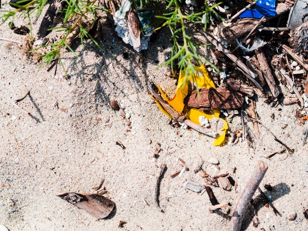 Opgeheven mening van huisvuil op zand bij in openlucht