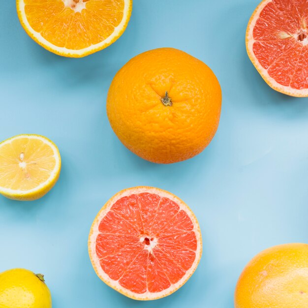 Opgeheven mening van verse citrusvruchten op blauwe achtergrond