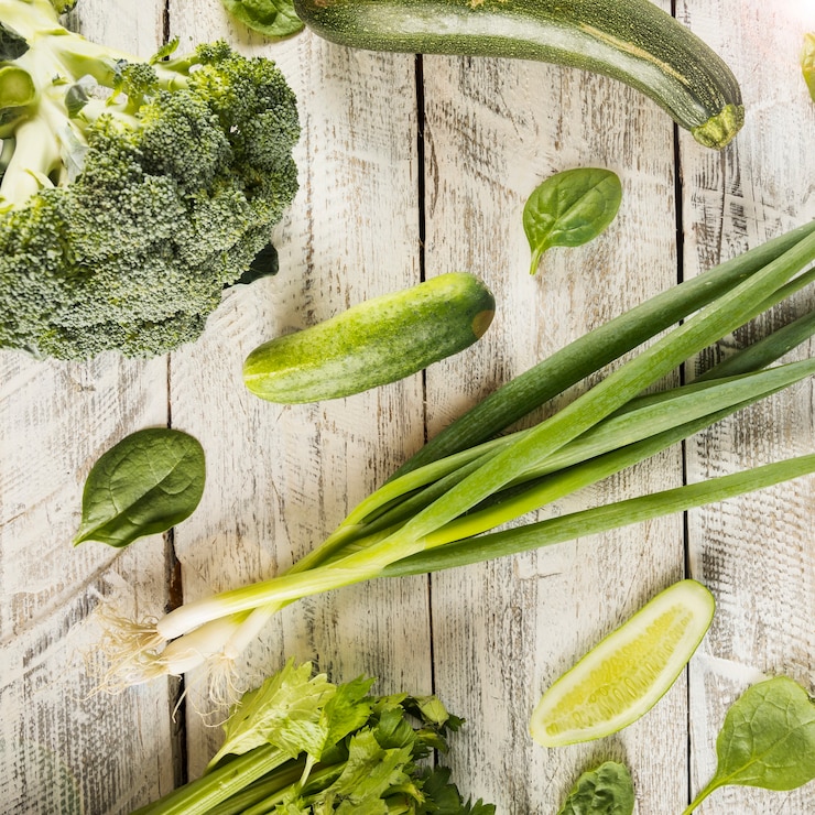 Gratis Foto opgeheven mening van verse groene groenten op houten achtergrond