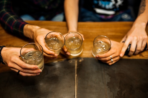 Opgeheven mening van vrienden die tequilaglazen houden