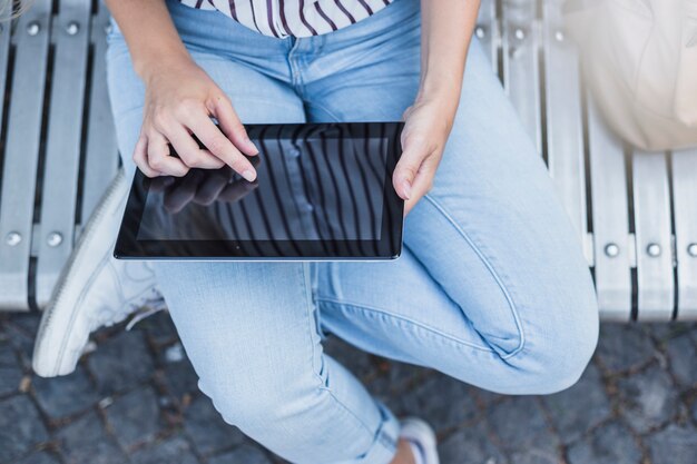 Opgeheven mening van vrouw wat betreft het digitale tabletscherm