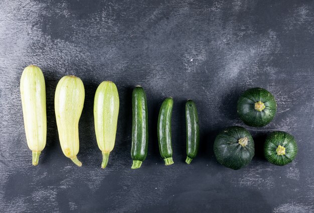 Opgestelde courgettes. plat lag.