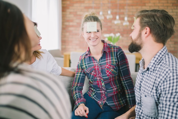 Gratis foto opgewekte vrienden die van raadspel genieten