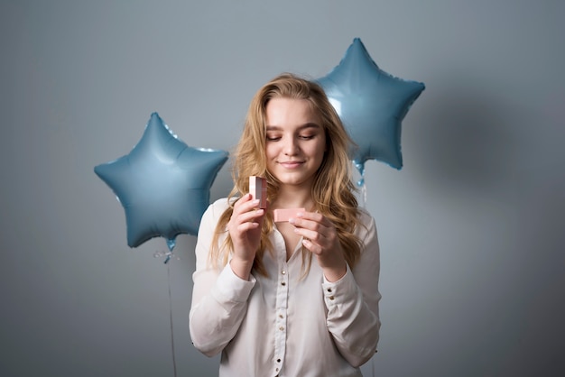 Opgewekte vrouw die in giftdoos gluurt