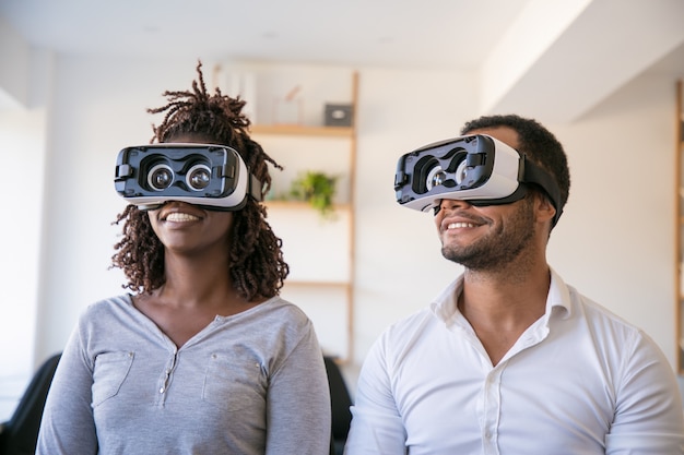 Opgewonden diverse collega's die VR-headset testen