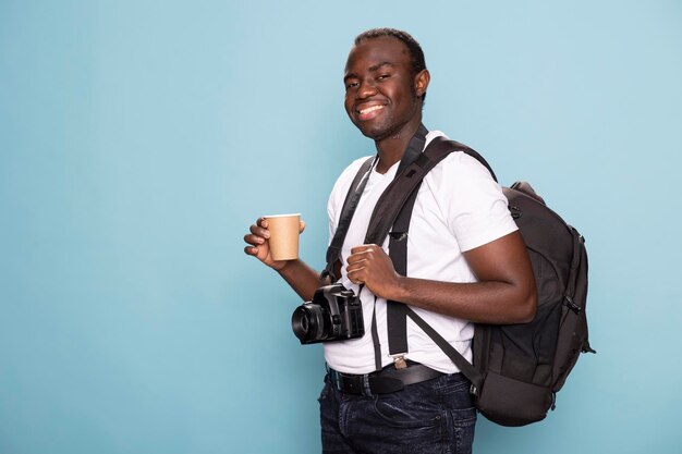Opgewonden fotograaf met een koffiekop
