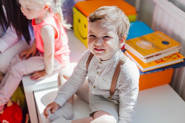 Opgewonden jongen in de klas